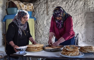 Karslı kadınlar ramazan ayında tandırları yöresel lezzetler için yaktı