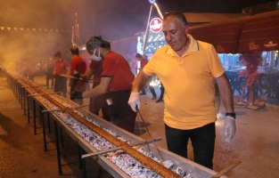 Restoranların açılışını havai fişek ve 35 metrelik kebapla kutladılar