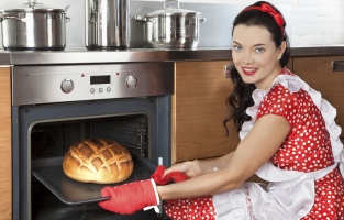 Yeni evliler kendi ekmeğini yapıyor