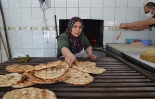 Taş fırına kadın eli değdi... Fırında hamur yoğurup ekmek pişiriyor