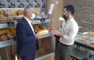 Sivaslı eğitimci fırıncı, siyez buğdayı ile ekmek üretiyor