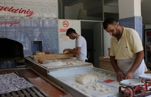 Fırıncıların 70 derece sıcaklık karşısındaki zorlu mesaisi