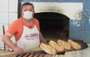 Hayırsever vatandaş, fırından gün boyu ücretsiz ekmek dağıttırdı