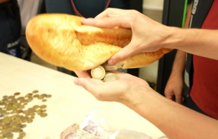Paralar ekmek arasından çıktı