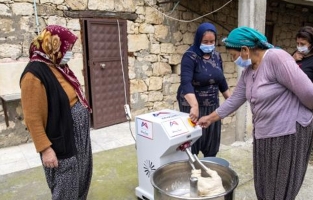 Yufkalarını artık hamur yoğurma makinesinden elde ettikleri hamurla yapıyorlar