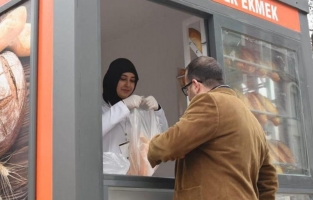 Ekmek almaya gelenlere 'aşı' uyarısı