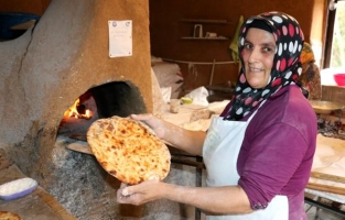 Kadınlar mahallenin fırınlarında Çeçen ekmeği yapıyor
