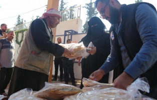 Karne ile ekmek dağıtımı