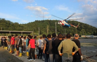Helikopter ve gemilerle binlerce ekmek ve su ulaştırılıyor