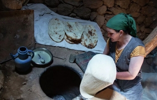 Sabahın ilk ışıklarında kadınların zorlu mesaisi: Tandır ekmeği