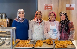 Kadınlar birlik olup ilçenin ilk pastanesini açtı