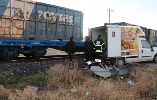 Ekmek dağıtım aracı faciadan döndü