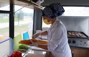 Fedakar anne hasta oğlunun tedavi masrafları için minibüste köfte satıyor