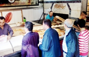 Vatandaşlar, fırında uzun kuyruk oluşturdu