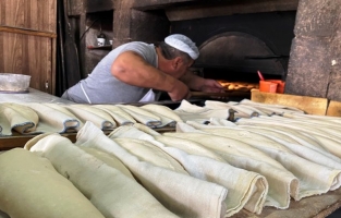 Üç asırlık taş fırında 3 kardeş geleneksel tadı bozmadan ekmek yapıyor