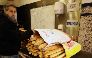 Evsizleri otelinde ağırlayıp gece de muhtaçlara ekmek dağıtıyor