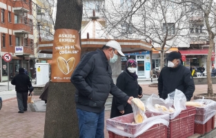İhtiyaç sahiplerine ücretsiz ekmek...