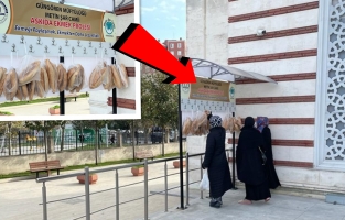 Cami avlusunda askıda ekmek ve erzak kolisi...