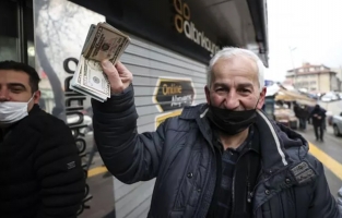 Dolar düştü, vatandaşlar döviz bürolarına koştu