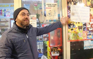 Mahalle bakkalından müşterilerine pankartlı sitem