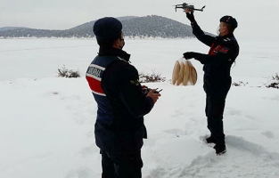 Adada mahsur kalan çiftçilere dronla gıda gönderildi￼