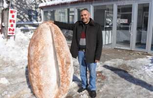 Yozgat'ta 30 yıllık fırıncı, kardan ekmek yaptı