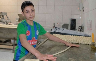 14 yaşında, Rize'de boş zamanlarında ekmek fırınında çalışıyor