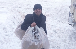 Kar nedeniyle ekmek almaya gidemeyenlerin yardımına muhtar koştu