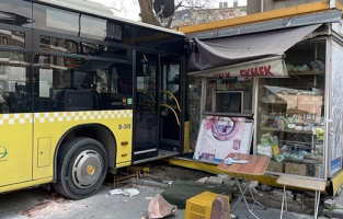 İstanbul'da İETT otobüsü halk ekmek büfesine çarptı