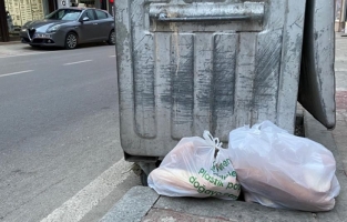 Çöpe atılmış onlarca ekmek!