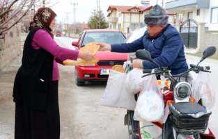 Engelli aracı ile her gün 800 ekmeği 300 aileye ulaştırıyor