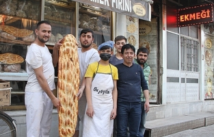 Oğlunun boyunda Ramazan pidesi yaptı