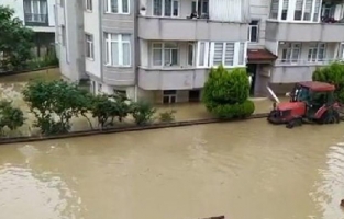 Selde mahsur kalanlara traktörle ekmek dağıtılıyor