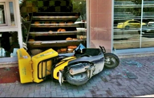 Çaldığı motosikletle fırının vitrinine çarpmıştı; yaşamını yitirdi