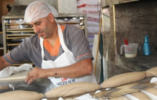 Ekmek parasını 50 derece sıcakta ateş başında kazanıyorlar