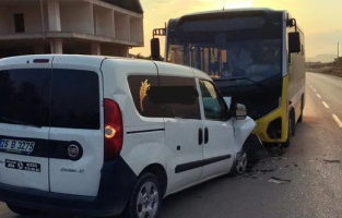Özel halk otobüsü ile ekmek dağıtım aracı çarpıştı: 1 ölü