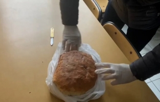 Ekmeğin içine gizlemişler!