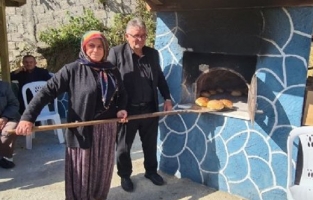 Kadınlar taş fırında ekmek pişirmeye başladı