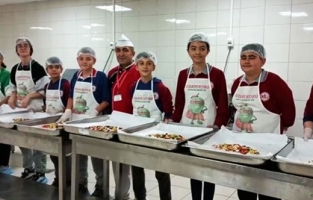 Ortaokul öğrencileri: Ekmeği çöpe atma pizza yap