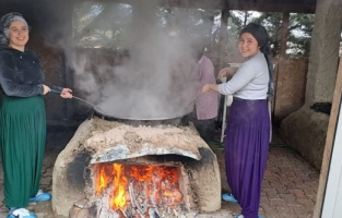 Avrupa'dan gelen öğrenciler fırında ekmek pişirdiler