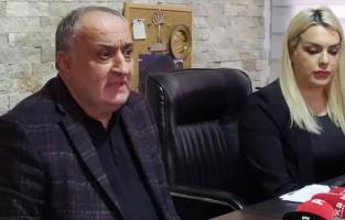 Serbest kaldı, hakaretlerine kaldığı yerden devam etti