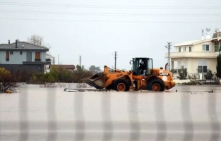 Antalya'da su basan evlere iş makinesiyle ekmek servisi!