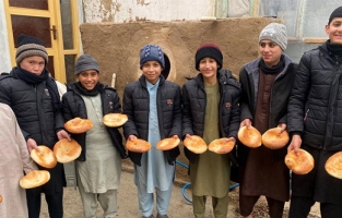 Hayırseverler, yetimler için ekmek fırını açtı