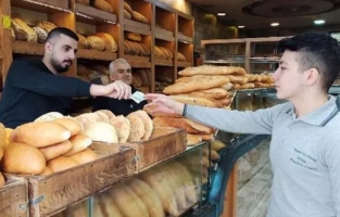 Liseli gencin askıda ekmek uygulamasına plaket