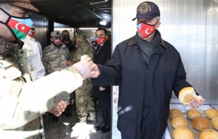 Bakan Akar'dan, sahra fırından ekmek ikramı