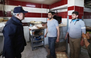 Bakan Akar'dan, TSK fırınına ziyaret