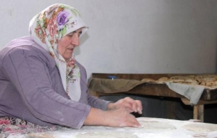 Depremzedeler için mahalle fırınında ekmek pişiriyorlar