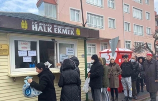 Hayırsever vatandaş halk ekmek büfesinde bin ekmek dağıttırdı