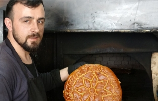 15 saatte mayalanıyor, 15 dakikada pişiyor!