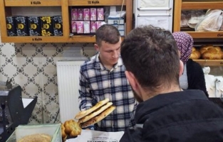 Fırıncı, pide kuyruğuna böyle çözüm buldu